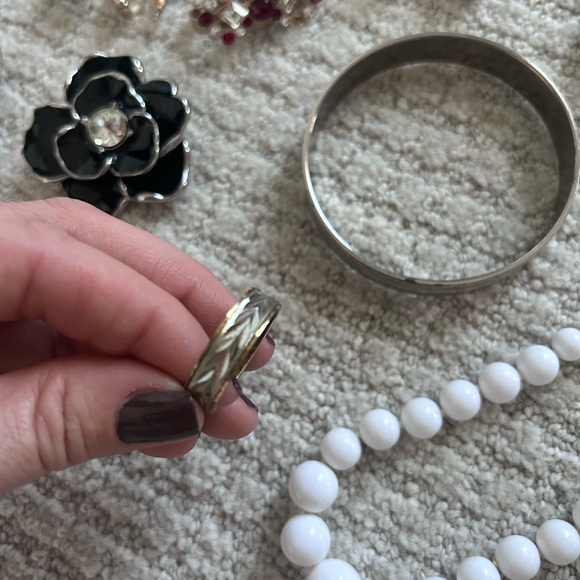 Miscellaneous Lot of Various Vintage & Modern Costume Jewelry Gold/Silver Tone - Picture 8 of 8